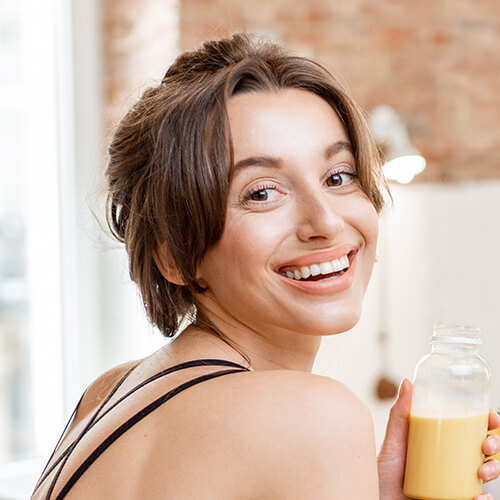 sports woman with healthy food on the kitchen NSUG6Y3